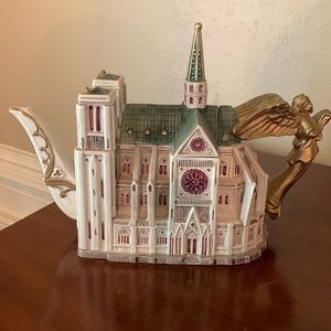 Fitz and Floyd Collectors Series  Places of Worship “Notre Dame Cathedral’ MINT!